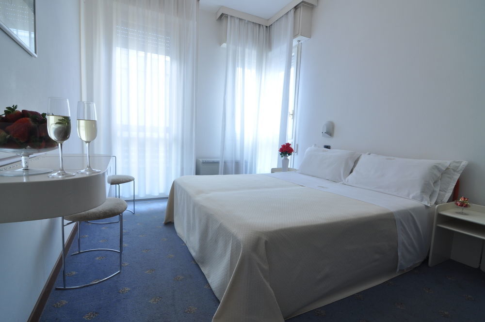 Hotel Nettuno Pésaro Exterior foto